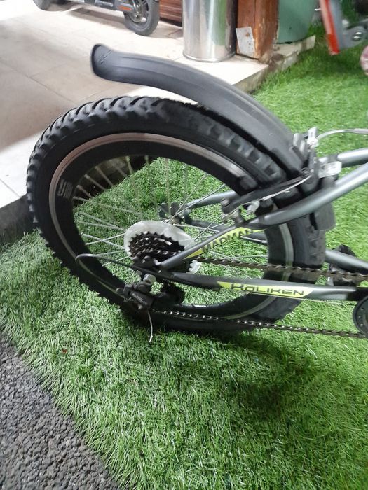 Bicicleta copii aproape noua roti 20. Nu necesita nici o investiție.