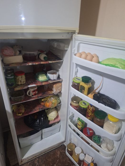 Uyda iwlab turgan muzlatgich