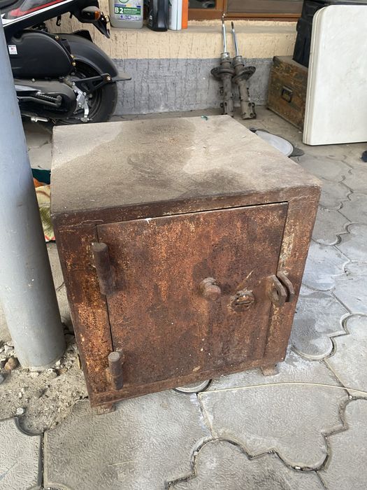 Продам сейф маленький