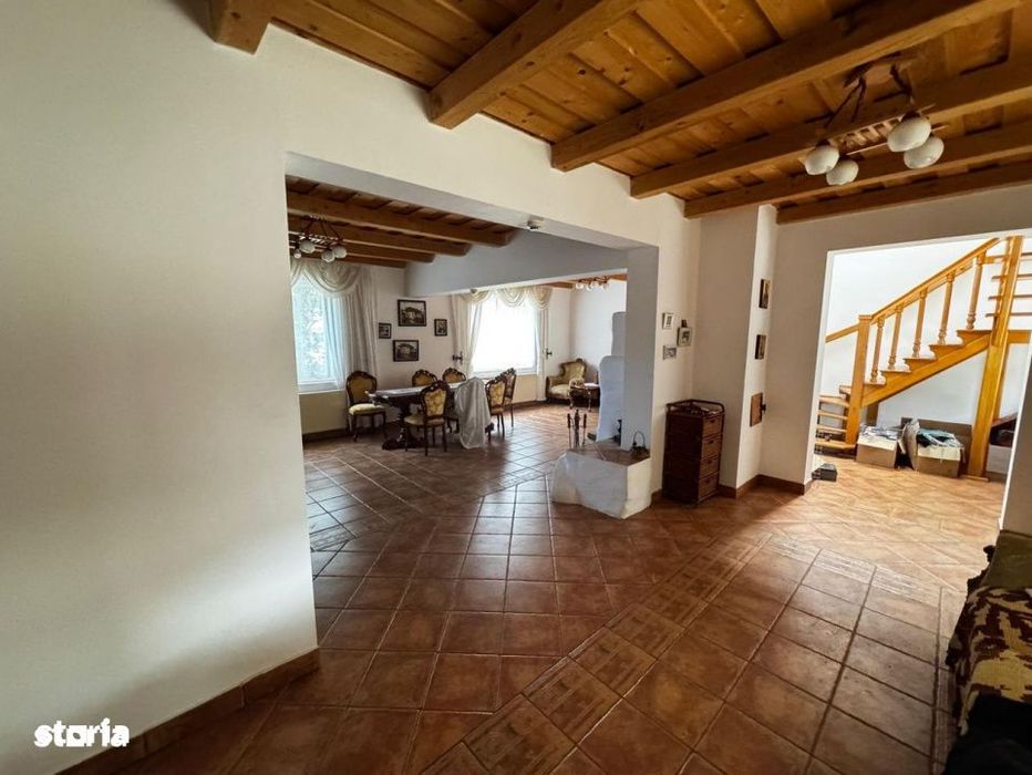 Casa spatioasa cu mansarda  zona Titulescu