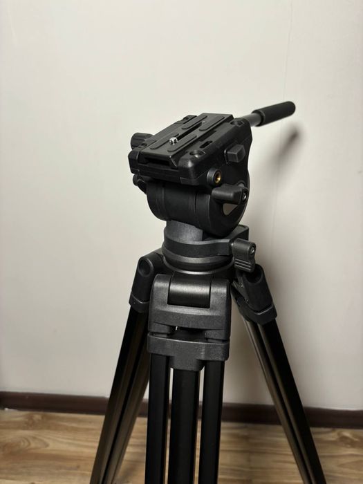 Продам новый профессиональный штатив фирмы