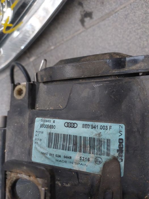 Far stanga sau dreapta Audi A4 B6 complet