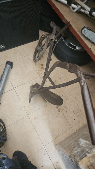 старо метално рало, плуг