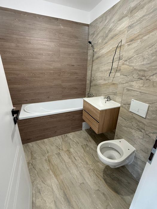 Vând garsonieră cu parcare inclusa