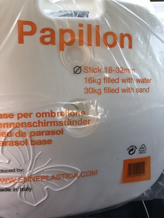 Бял рекламен плажен чадър и стойка за чадър тип туба