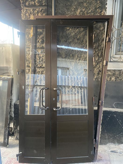 Продам двухвстворчитую алюминивую дверь