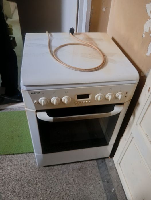 Готварска печка Beko с 2 газови котлона и 2 на ток