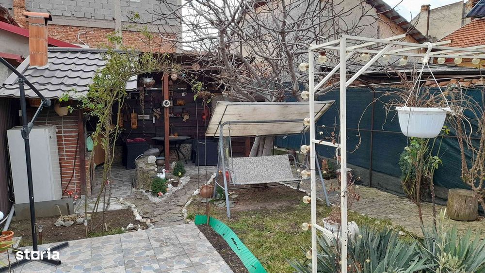 Vand casa 300 mp P + 1 + M cu gradina 100 mp