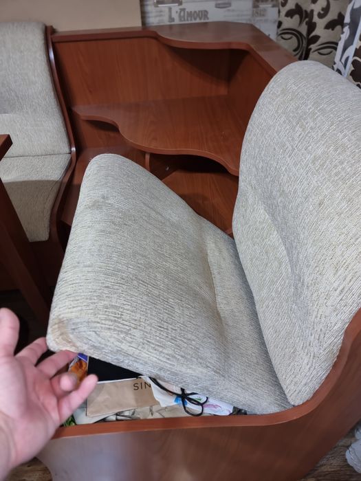 Masa cu scaune ,coltar cu lada de depozitare