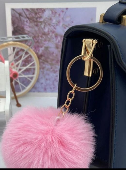 Луксозен ключодържател пухкав розов