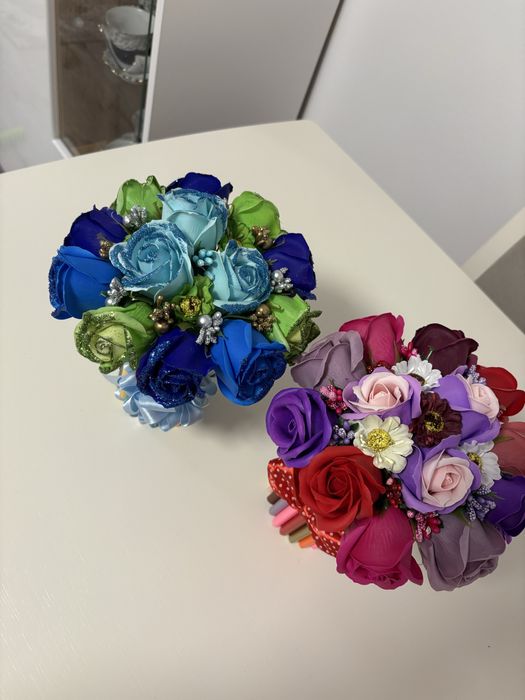 Buchet de flori cu suport de creioane colorate