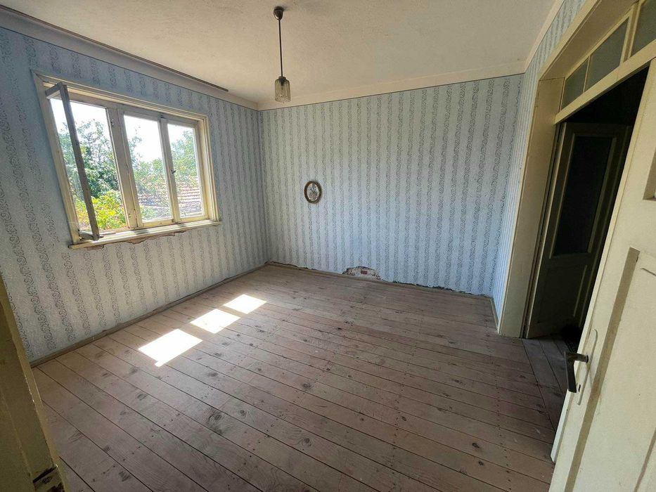 Монолитна къща на село с две бетонни плочи