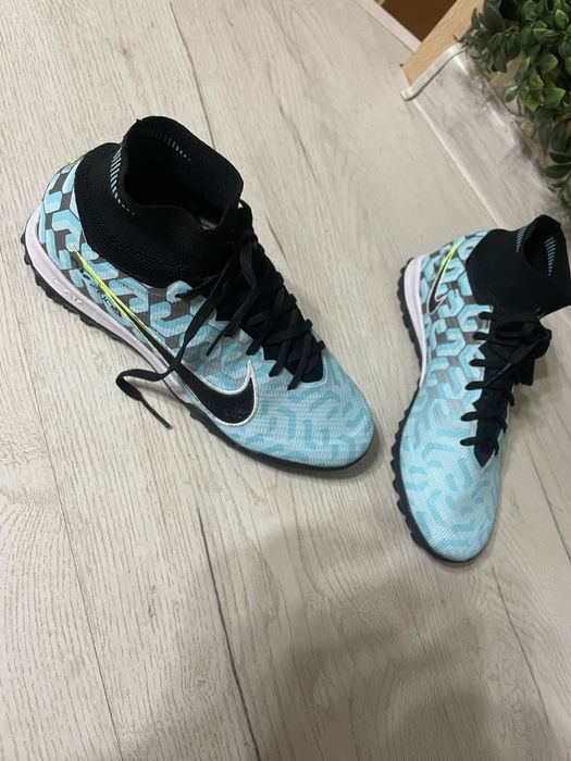 Продам кроссовки-сороконожек(новые) 38размер