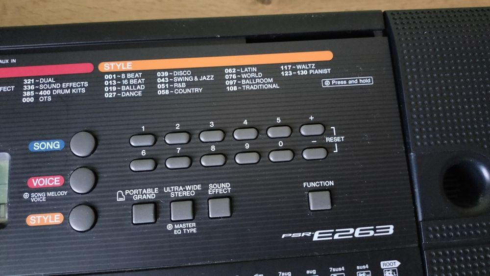 Сентезатор Yamaha  psr e 263 нова  с нотник