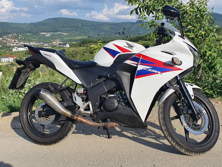 Vând Honda CBR 125R cat.A1 16 ani
An 2005 
Stare bună 
Întreținut : sc