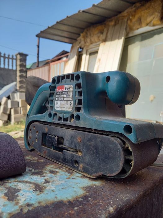 Makita шлейфмашинка