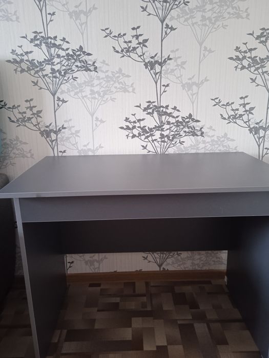 Продаю письменный стол.