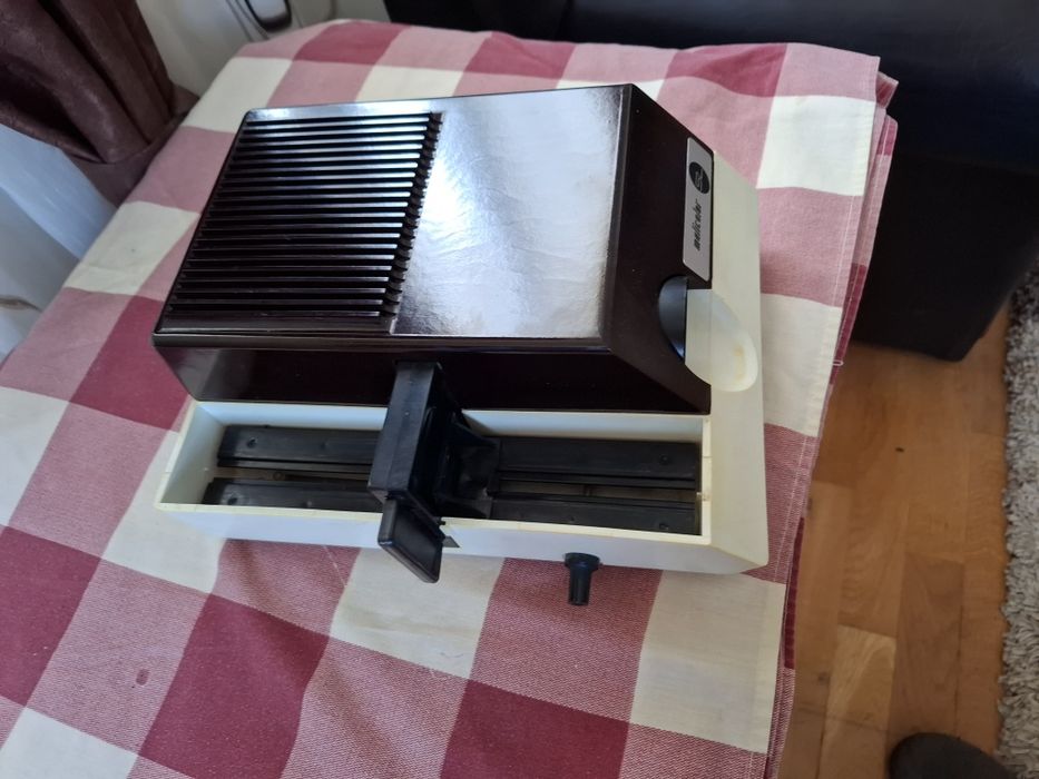 Proiector german anii "80 perfect funcțional, in geanta originala originala după cum se poate observa in fotografii. Este un aparat destul de robust ,