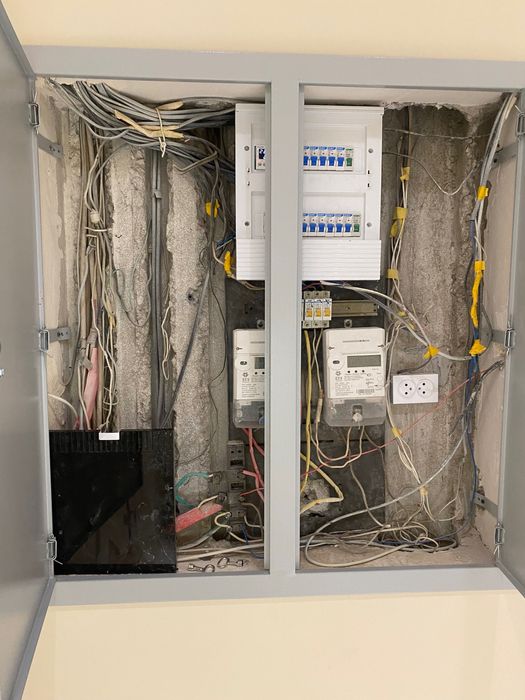 Продается дверь на щиток