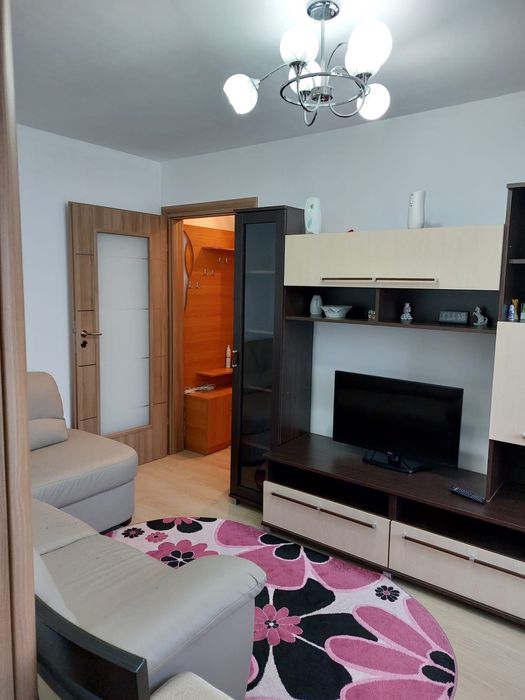 Închiriez apartament cu 2 camere, complet mobilat -lângă Poliție
