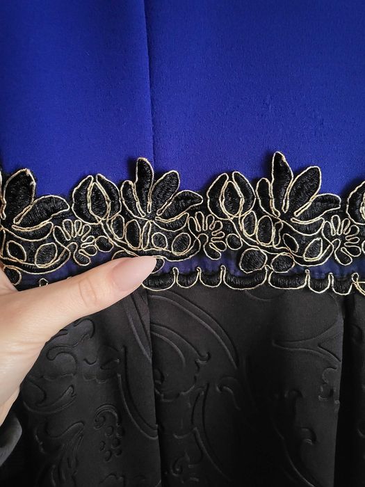 Елегантна рокля в турско синьо със златни акценти