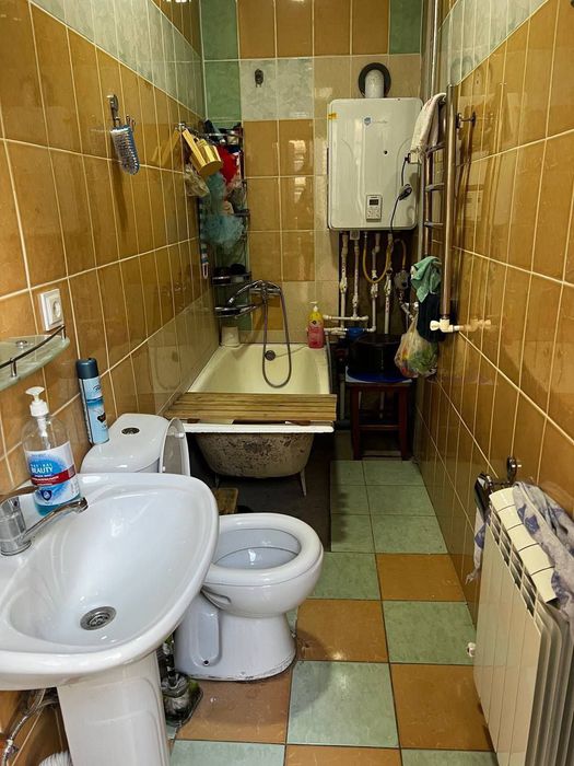 Продаётся участок в центре города рядом с Мирабад Авенью. 2,5 соток .