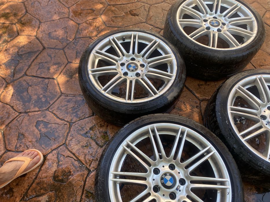 Cauciuru marca Bmw cu genti din aluminium