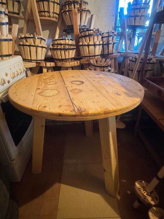 Дървено столче, маса, гега, ограда