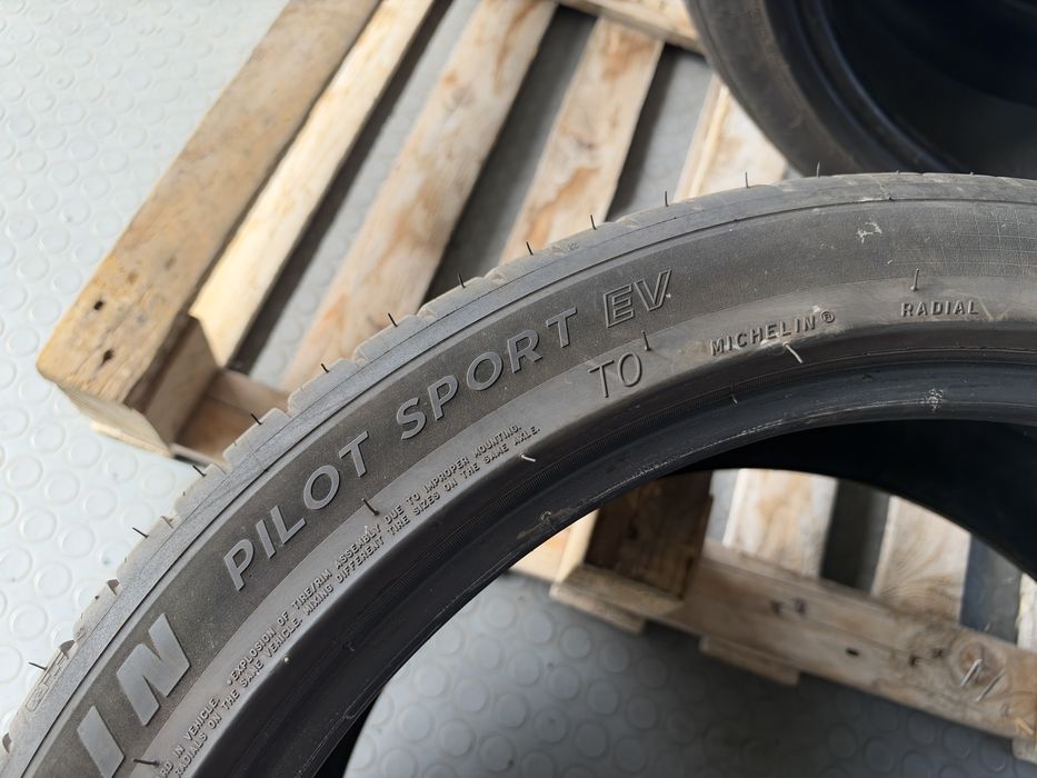 4бр. Летни Гуми С Борд 255/40R/20 -MICHELIN Pilot Sport- *EV+T0*- DOT:1723- 5.4мм.+5.0мм.
