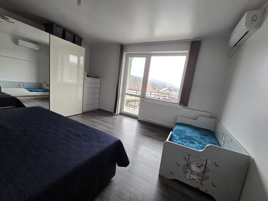 Vand apartament ,garsoniera ,baie ,hol,camera,balcon spatiu