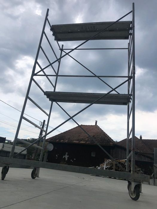 Inchiriez Schela Mobila zincata usoara pe roti