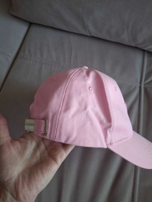 Нова шапка Guess