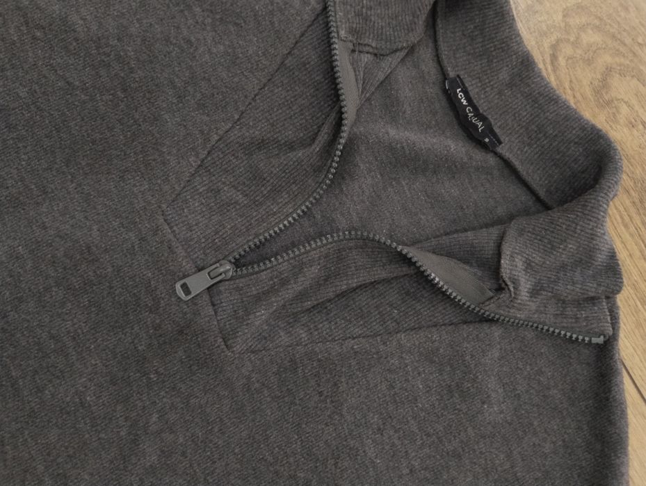 серый полузамок в