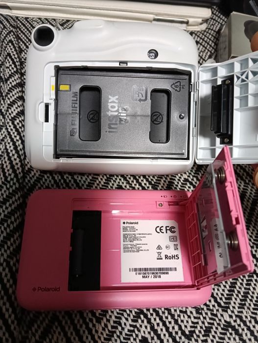 Vând Instax și Polaroid