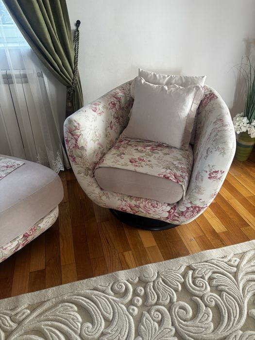 Canapea fotoliu si masuta