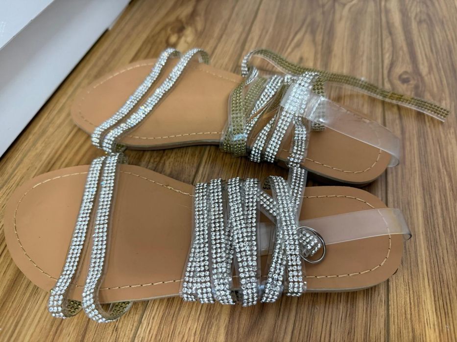 Sandale noi  elegante.    .