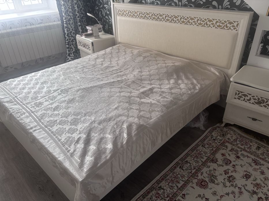 Продам кровать с тумбой и зеркалом