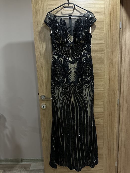 Дълга черна рокля