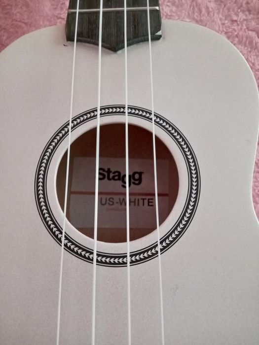 Укулели  stagg  белая