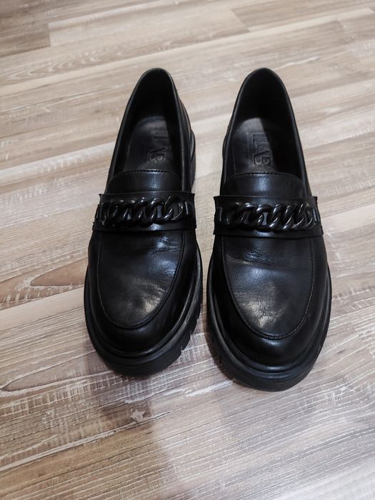 Лоуфъри в черен цвят.