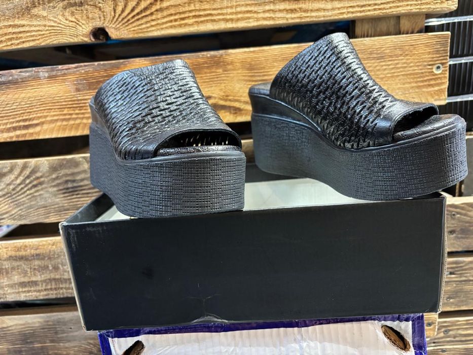 Шлепанцы на платформе!