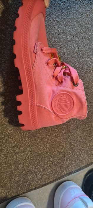 Vând Converse , teniși palladium