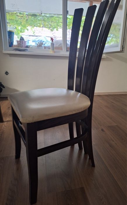 Продавам маса и 3 стола