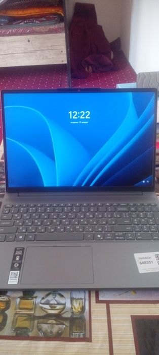 Lenovo ноутбук яхши ҳолатда. Тез ишлайди, SSD хотираси бор, батареяси