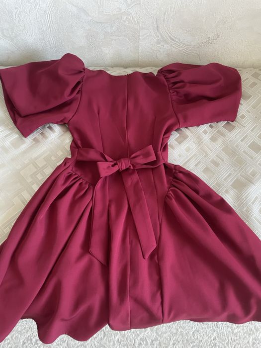 бордовое модное платье