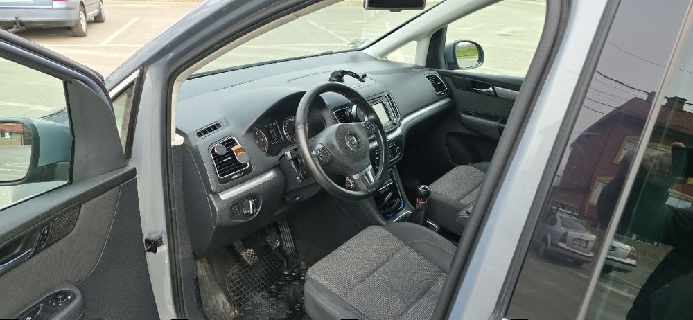 Vând Volkswagen Sharan