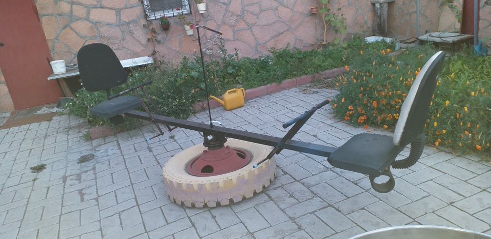 Карусель,качеля.