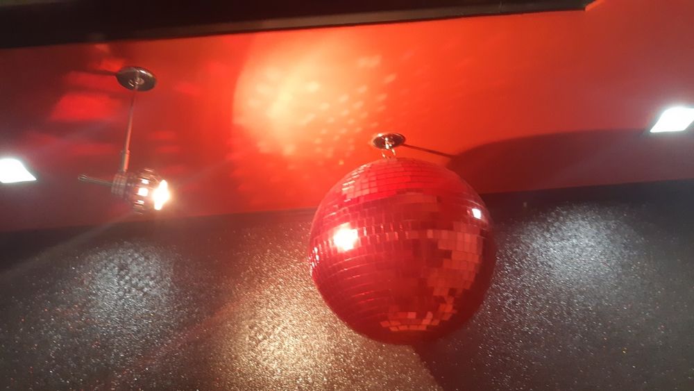 Зеркальный диско шар.