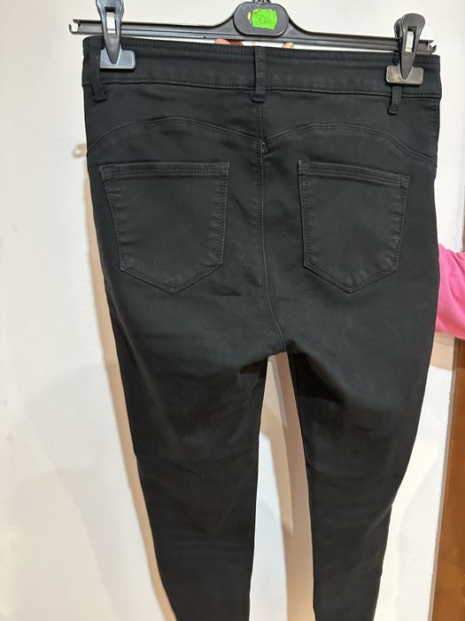 Blugi negri mai scurti