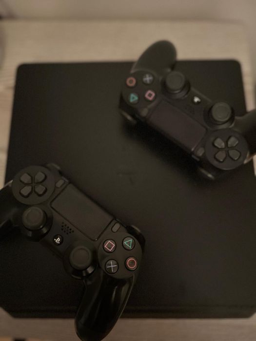 Vand playstation 4 cu 2 controllere + jocuri